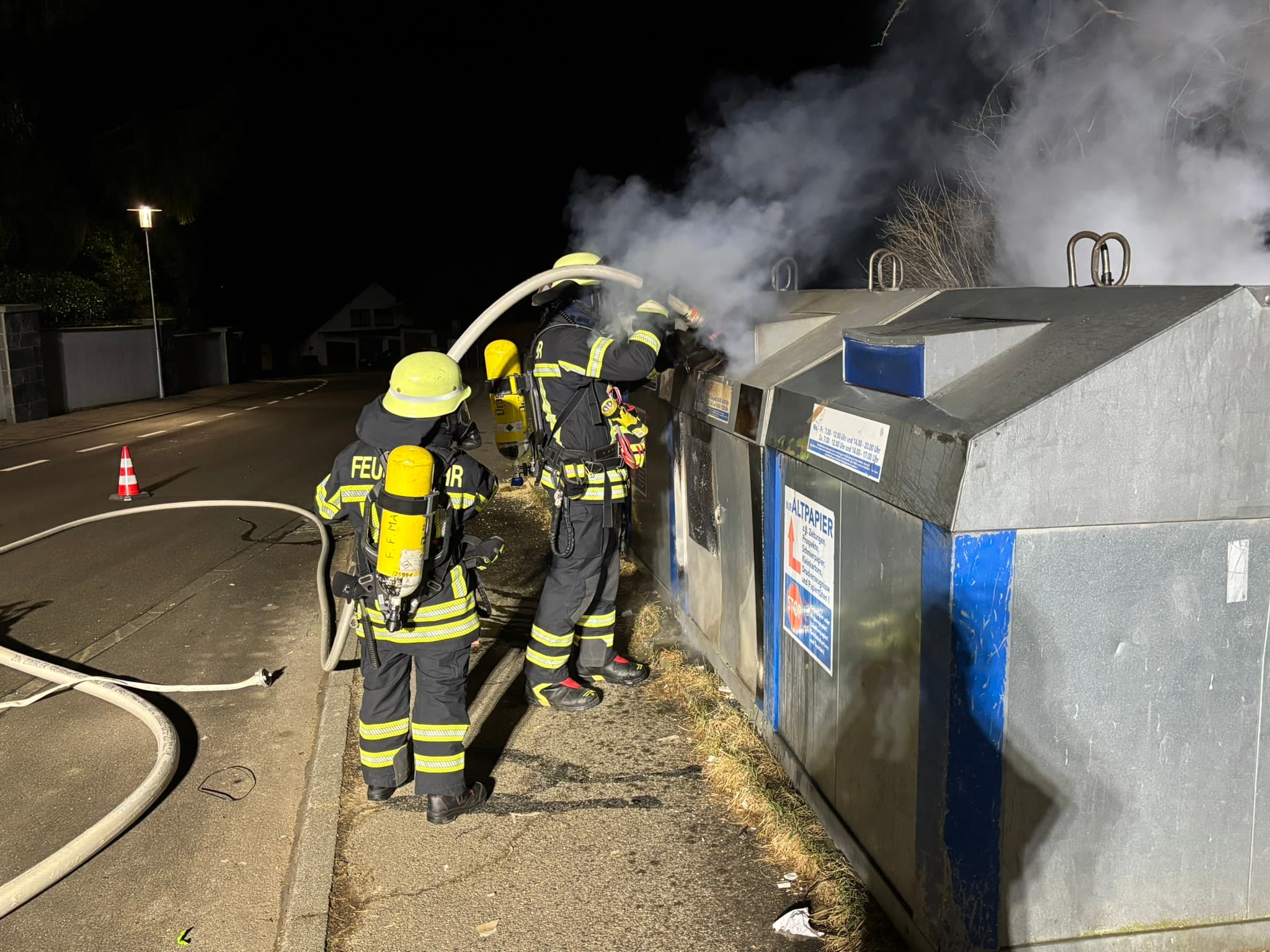 Brand im Altpapiercontainer