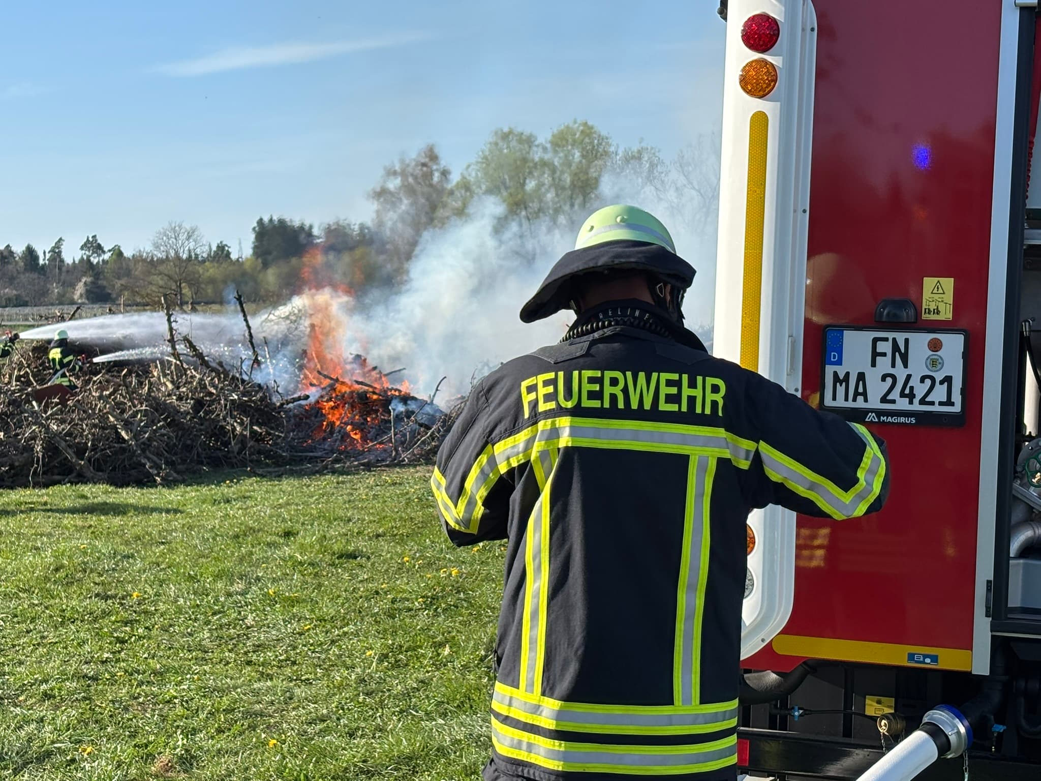 Großer brennender Holzhaufen