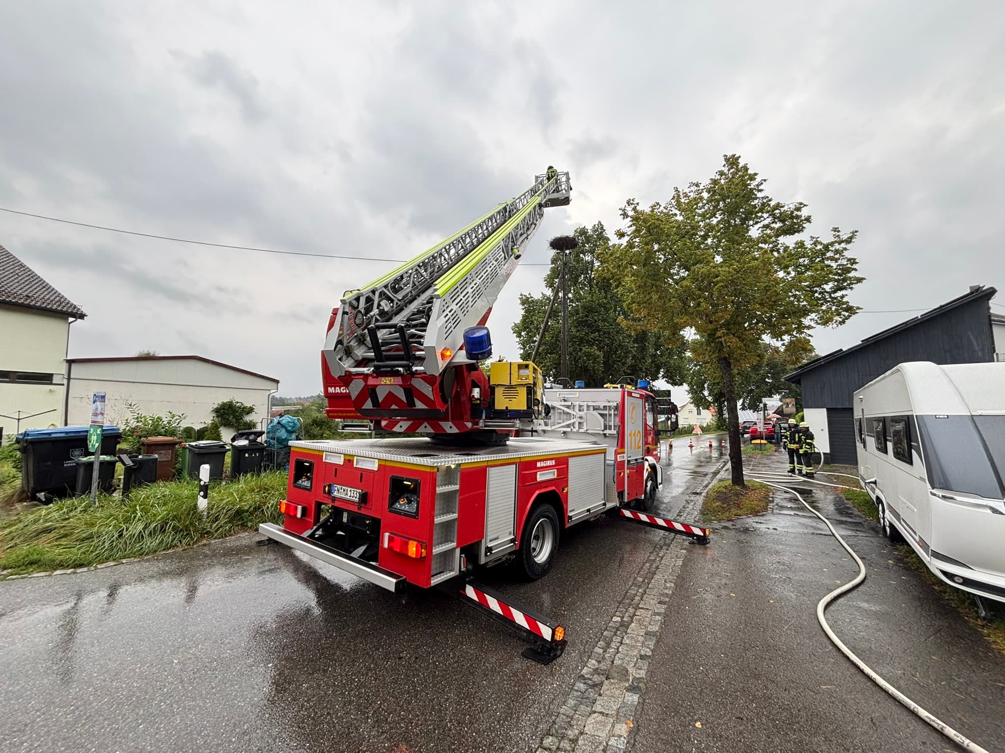 Feuer an Storchennest auf Strommast