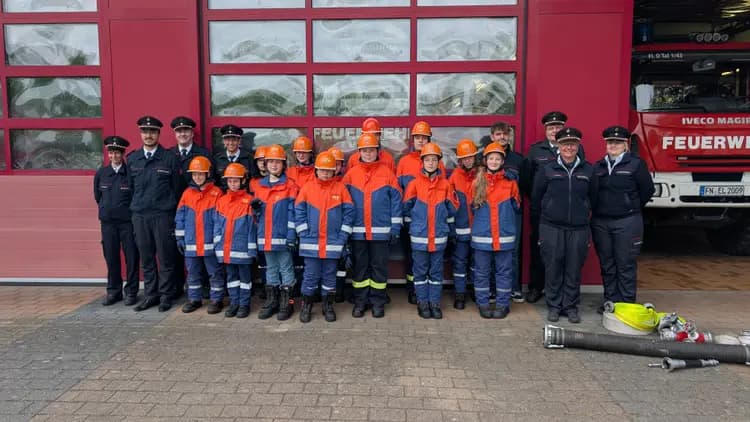 Die Jugendfeuerwehr Deggenhausertal mit ihren Betreuern vor dem Gerätehaus in Wittenhofen